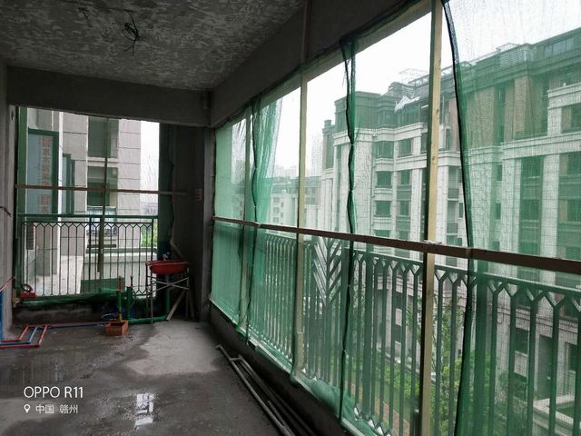 1施工前期做好安全防護(hù)工作，陽(yáng)臺(tái)掛好防護(hù)網(wǎng) (2).jpg