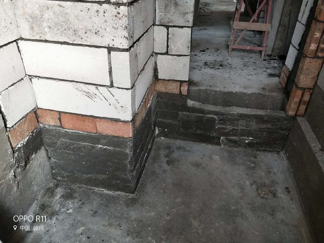 6廚房、衛(wèi)生間新砌墻體，澆筑混凝土地梁，讓墻體更受力，后期防水更有保障.jpg