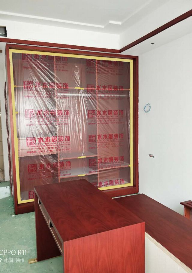 14用軟布將所有木制品油漆后的界面清理一次，再用專(zhuān)用保護(hù)膜進(jìn)行封閉保護(hù).jpg
