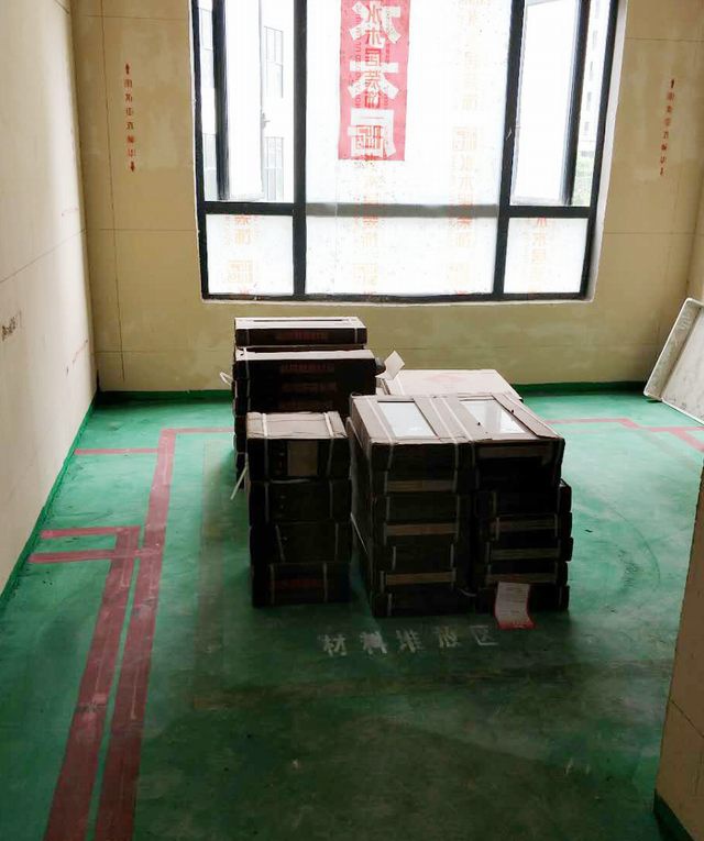 14房間做好地坪漆，設(shè)置好材料，垃圾，攪拌區(qū)域位置.jpg